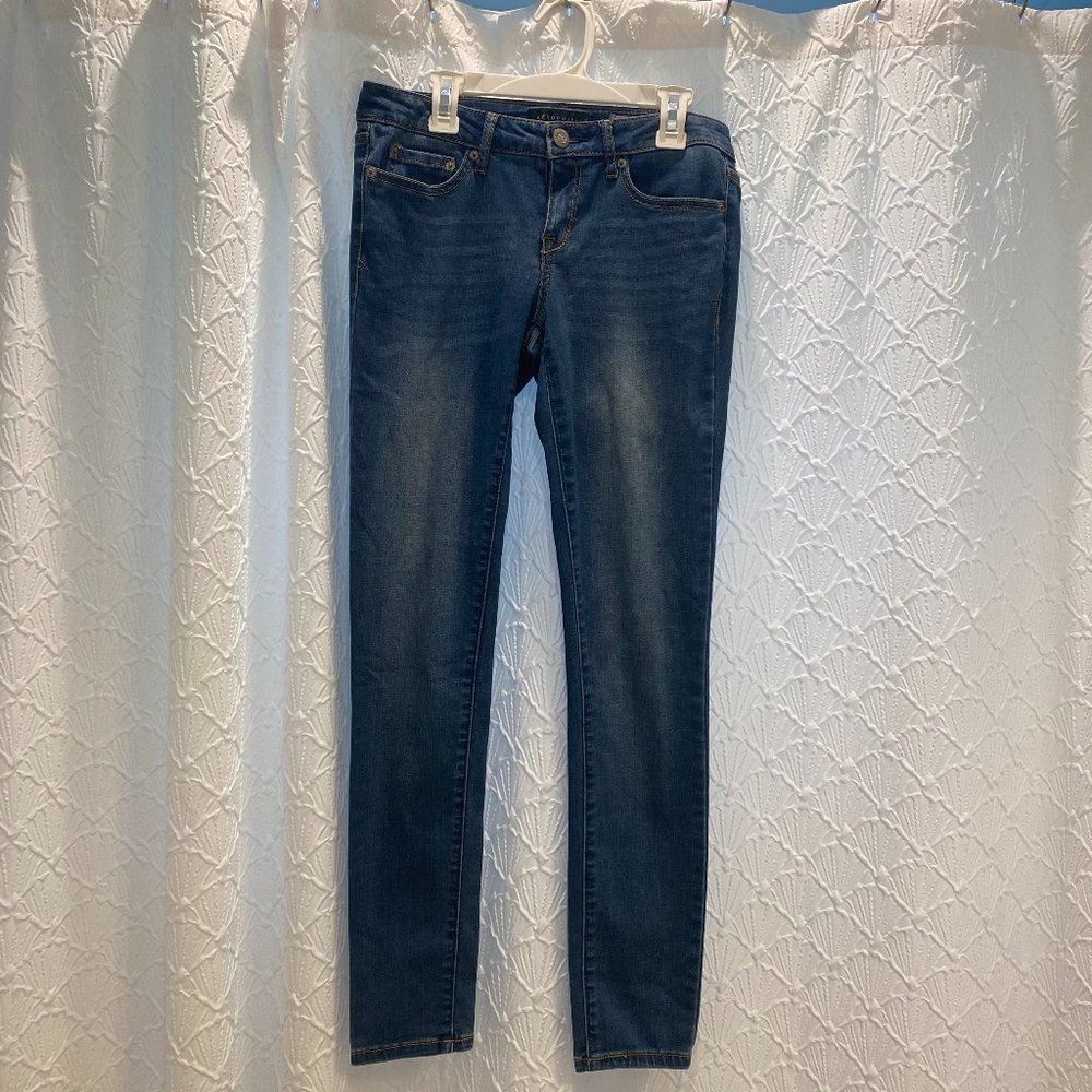 Woman's/ Junior's Aeropostal Jeans NO RIPS jegging size 2